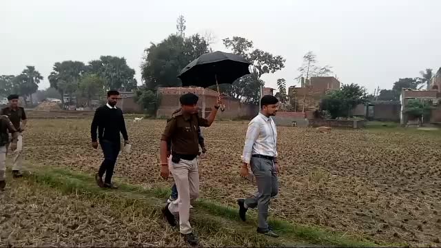 फतेहपुर गांव में जिला पदाधिकारी ने क्रॉप कटिंग कार्य का लिया जाएगा