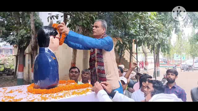 सूर्यगढ़ा -लोजपा (आर )के कार्यकर्ताओ ने बाबा साहब भीमराव अंबेडकर की प्रतिमा पर पुष्प अर्पित कर नमन किया।