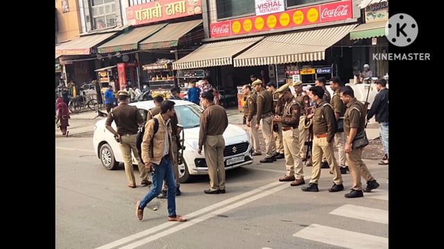 थाना न्यू आगरा द्वारा थाना क्षेत्र में अतिक्रमण अभियान चलाया गया जिसके तहत रोड़ों पर से अतिक्रमण गाड़ियां चीज की गई और च