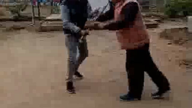 हाथरस में प्रधानाचार्य ने शिक्षक को पटक पटक कर पीटा वीडियो हुआ वायरल