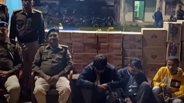 बौंसी पुलिस ने वाहन जांच अभियान चलाकर भारी मात्रा में शराब के साथ तीन शराब तस्कर को गिरफ्तार कर लिया