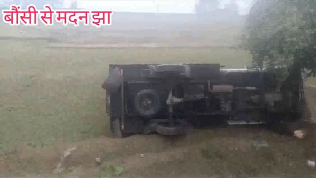 मोटरसाइकिल सवार को बचाने में पिकअप वाहन ने मारी पलटी, बाल बाल बचे वाहन चालक