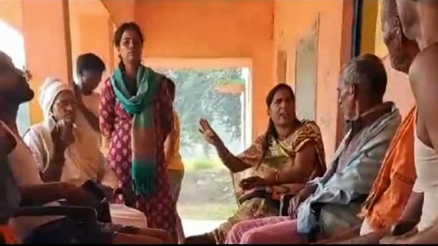 शिक्षिका के मनमानी से ग्रामीणों मे आक्रोश जांच करने पहुंची एम.डी.एम प्रभारी 