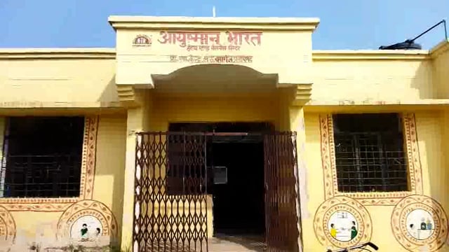 वार्ड बॉय चला रहा सरकारी अस्पताल, मरीजो का ईलाज व दे रहा दवा
सीएचसी महेशगंज के पीएचसी लरु मे व्यापक लापरवाही