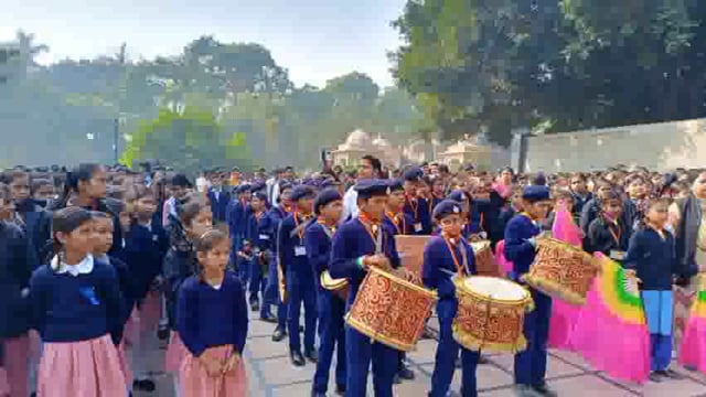 जिलाधिकारी ने पल्स पोलियो अभियान की जन जागरूकता रैली को कलेक्ट्रेट से हरी झंडी दिखाकर किया रवाना।