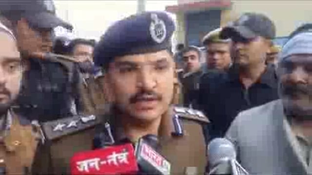 अलीगढ़ थाना कोतवाली नगर पर दरोगा मनोज शर्मा की पिस्टल से अज्ञात करण की चली गोली से पास में खड़ी महिला घायल तत्काल निलंबि