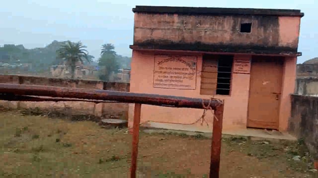 पीएचईडी द्वारा निर्मित सोलर चालित जल मीनार वर्षों से खराब, जल मीनार से सोलर प्लेट हुए गायब