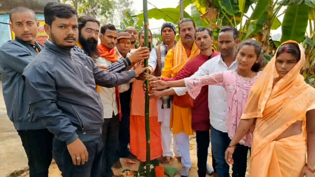 जिले के चर्चित पहाड़नाथ बाबा मंदिर में 19 दिसम्बर से सात दिवसीय श्रीमद्भागवत कथा ज्ञान को लेकर ध्वजारोहण:बाबा बसंत पुरी 