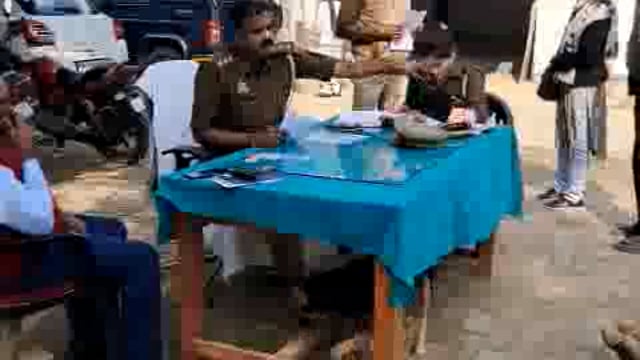 आलापुर....✍️
थाना दिवस के दिन थाना अध्यक्ष संतोष कुमार के द्वारा जनसुनवाई कर,
अनेको मामले का निस्तारण किया गया।।