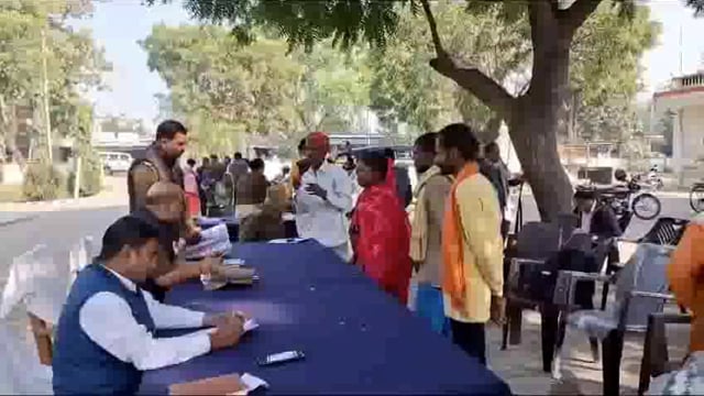 गोंडा:समाधान दिवस का हुआ आयोजन नायब तहसीलदार व प्रभारी निरीक्षक ने सुनी फरियादियों की समस्याएं