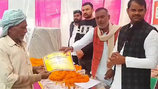 महाकर्मनाथ पट्टी में विकसित भारत संकल्प यात्रा के तहत अधिकारियों ने लगाया चौपाल, शासन की योजनाओं की दी जानकारी