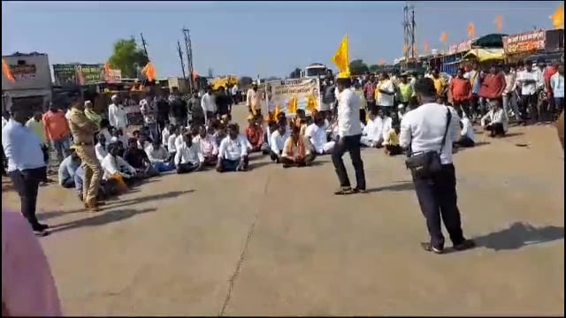 करडखेल पाटी येथे मातंग समाजाचा रास्ता रोको आंदोलन,दोन्ही बाजूंची वाहने खोळंबली