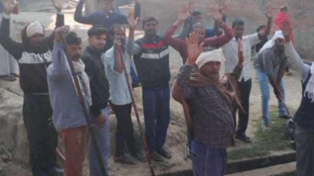 ब्लाक मदनापुर के क्षेत्र गांव मझोला में सफाई कर्मी के ना आने से ग्रामीणों में आक्रोश स्वयं सफाई करने को मजबूर