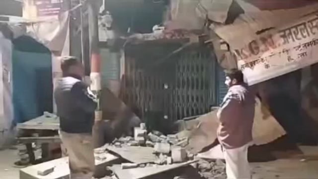 शाहजहांपुर 1988 से किरायेदारी पर थी दुकान,पड़ोसी दुकानदार ने देर रात चलबा दी जेसीबी,मुकदमा दर्ज