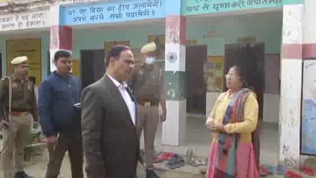 पूर्व माध्यमिक विद्यालय सरौरा पूर्वी का जिलाधिकारी ने औचक किया निरीक्षण 4 शिक्षिकाओं 1 साथ छुट्टी दिए जाने पर प्रधानाचार