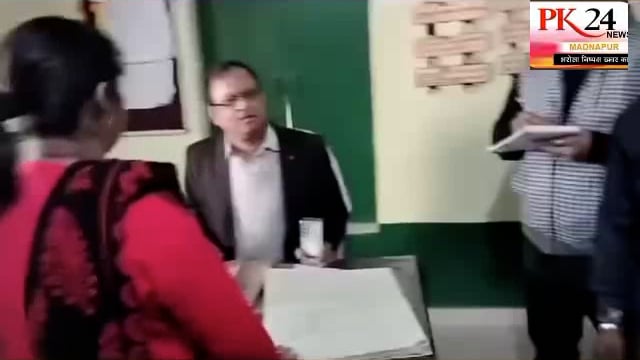 प्राथमिक विद्यालय में शिक्षिका पर लगा आरोप बच्चे की पिटाई के दौरान आंख हुई लाल