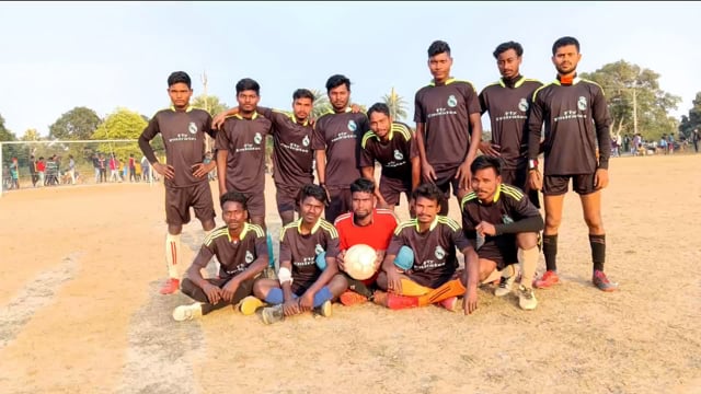  फुटबाल टूर्नामेंट के फाइनल मुकाबले में विजयी टीम के बीच पुरस्कार का किया गया वितरण, प्रथम पुरस्कार 15 हजार रुपए दी गई