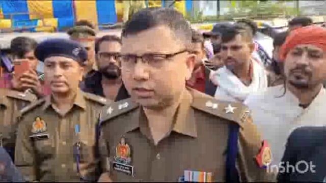 बरिष्ठ पुलिस अधीक्षक मथुरा शैलेश कुमार पांडे द्वारा क्यूआर कोड स्टीकर आधारित ई रिक्शाओ को हरी झण्डी दिखाई
