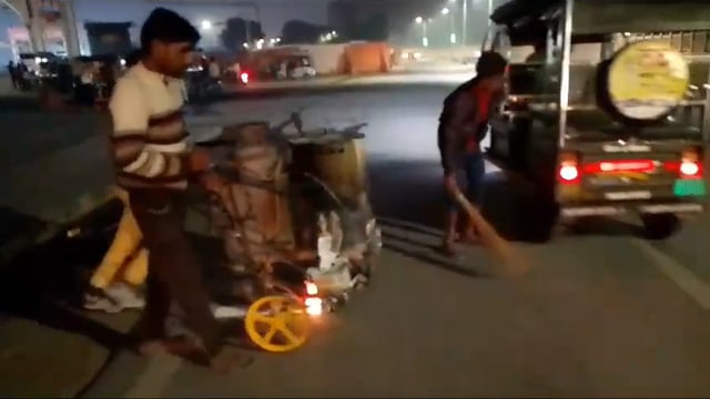 आगरा बिजली घर चौराहे अमर सिंह गीत आगरा फोर्ट के सामने और आगरा की सभी ट्रैफिक नियमों के साथ प्रशासन अलर्ट डिवाइडर का काम 