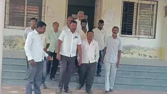 तहसीलदारांकडून शेतकऱ्यांची कुचेष्टा ;बैठकीला बोलवून स्वतः गैरहजर