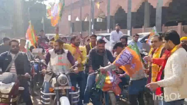 मथुरा में नगर निगम कार्यालय के पास जनरल चौराहे एवं कृष्णापुरी रोटी गोदाम पर भारत विकसित यात्रा का आगमन हुआ