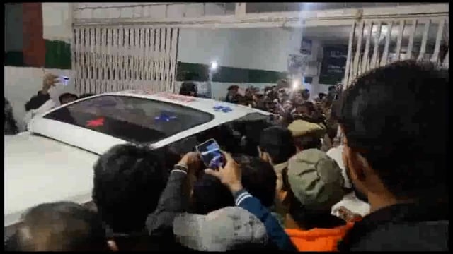 अलीगढ़ शहर कोतवाली में शुक्रवार को दरोगा मनोज शर्मा सर्विस पिस्टल से घायल महिला ने बुधवार देर रात 128 घंटे बाद जिंदगी से