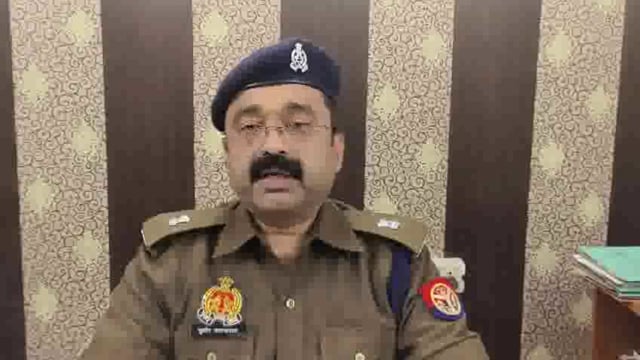 आज दिनांक 14.12.23 को थाना कोतवाली के चौकी अजीजगंज क्षेत्र में मिलने वाले अज्ञात शव के संबंध में सुधीर जायसवाल अपर पुलिस