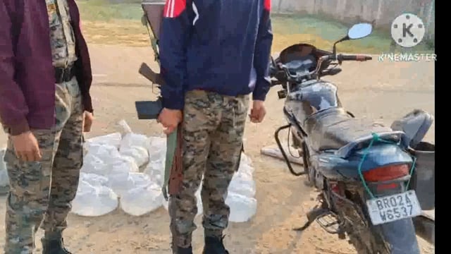 पुलिस ने पंचानपुर से मुगलसराय जाने वाली सड़क पर एक बाइक समेत 120 लीटर महुआ शराब क्या बरामद