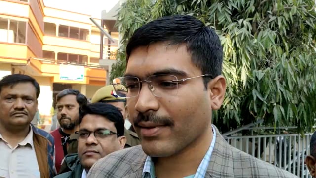 जनपद संभल में सड़क सुरक्षा पखवाड़ा को लेकर जानकारी देते जिला अधिकारी मनीष बंसल |