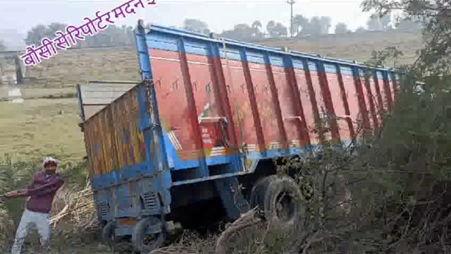 नेशनल हाईवे पर दो अलग-अलग जगह पर दो ट्रक दुर्घटनाग्रस्त हो गई, घटना में जख्मी चालक को इलाज के लिए भागलपुर रेफर किया गया