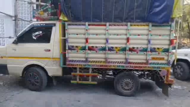 जळकोट रोड मदिना नगर भागात गुटख्याची वाहतूक करणाऱ्या तिघांवर शहर पोलीस ठाण्यात गुन्हा दाखल