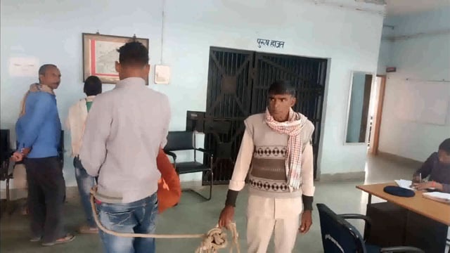 सूरजगढ़ा थाना पुलिस के द्वारा एक शराबी को पुलिस हिरासत में पेशी के लिए भेजा गया लखीसराय न्यायालय।