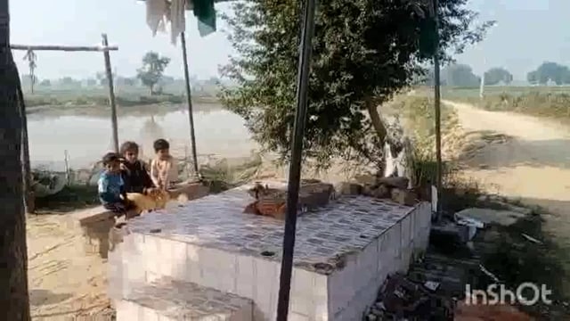 मथुरा में जनकपुर गांव के समीप तोड़ी मजार पुलिस जांच में लगी और मरम्मत कराई