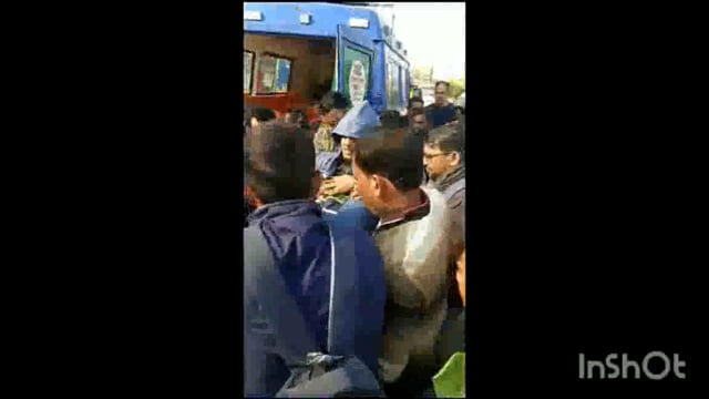 मथुरा टाउनशिप कार का टायर फटने के कारण तीन लोग हुए गंभीर रूप से घायल