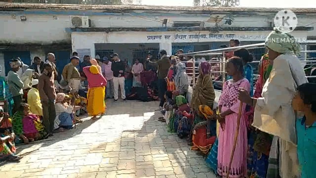 प्रखंड विकास पदाधिकारी दीपेश कुमार के द्वारा गरीबों को किया कबल का वितरण 