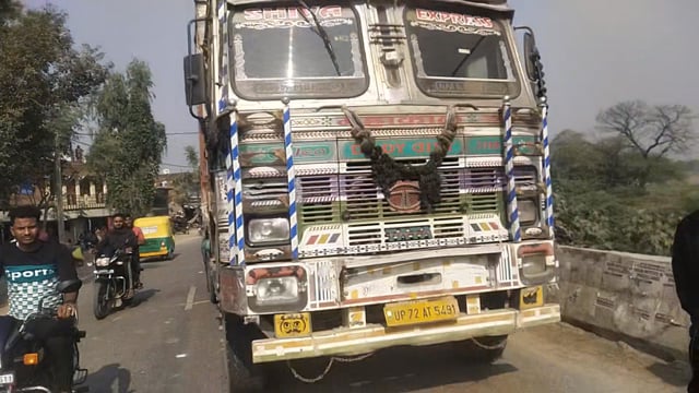 बाघराय थाना क्षेत्र के बिहार बाजार में कोचिंग से घर जा रही छात्रा को ट्रक की चपेट में आने से हुई घायल बाल बाल बची,