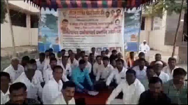 ग्रामपंचायत कर्मचाऱ्यांचा विविध मागणीसाठी पंचायत समिती समोर कामबंद आंदोलन