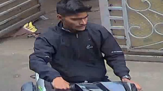 जमुना पार के लोहवन में जन सेवा केंद्र पर खड़ी बुलेट मोटरसाइकिल एवं मोबाइल को चोर ने बनाया निशाना घटना सीसीटीवी मे कैद