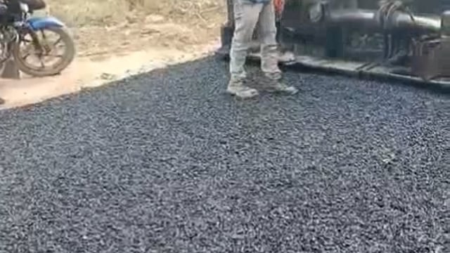 गुणवत्ताविहीन सड़क का हो रहा निर्माण, राहगीरो मे रोष