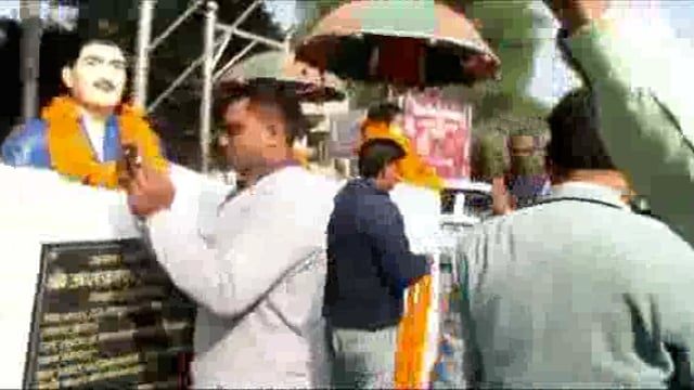 जिलाधिकारी श्री उमेश प्रताप सिंह एवं पुलिस अधीक्षक श्री अशोक मीणा ने जनपद में स्थापित शहीदों की प्रतिमाओं पर माल्यार्पण 