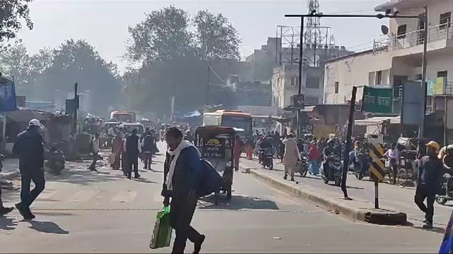 चौराहे का अतिक्रमण करने वाले ऑटो ई रिक्शा चालकों के खिलाफ की गई कार्रवाई बिजली घर चौराहे पर 50 मीटर के दायरे तक ऑटो की र