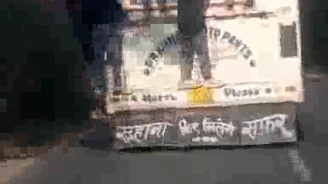 बुलंदशहर मौत का सफर तय कर रहे स्कूली छात्र प्रशासन का नहीं है कोई ध्यान 