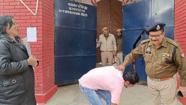 शाहजहांपुर जेल में गरीबों के कारण जुर्माना न भरण पाने के कारण सजा काट रहा था कैदी जेल अधीक्षक के सहयोग से निकल पाया बाहर