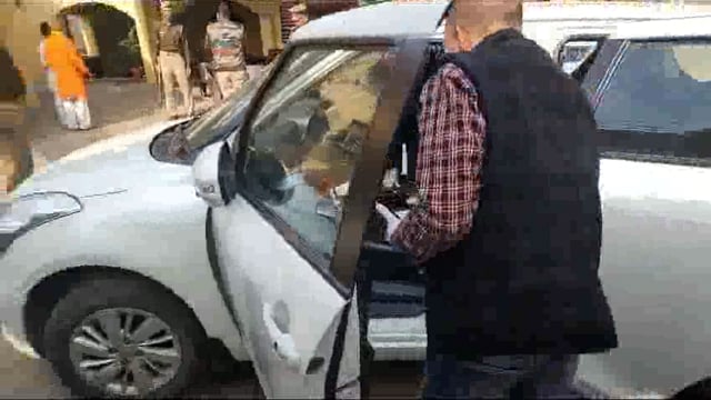 सदर तहसील की लेखपाल चौधरी भीमसेन की गाड़ी में रिश्वत की रुपए बरामद चेक करते हुए फॉरेन सेट टीम के अधिकारी