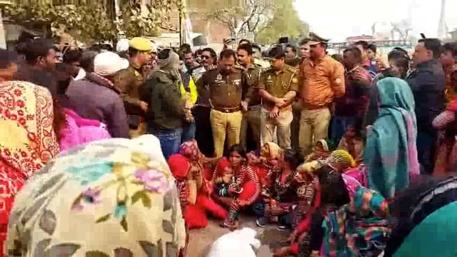 नवविवाहिता की मौत पर आक्रोशित मायके वालों ने सड़क पर शव रखकर किया चक्काजाम