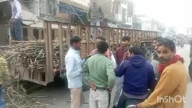 इटियाथोक मुख्य चौराहे पर ट्रॉला पर लदा गन्ना गिरा चालक सहित अन्य लोग बाल बाल बचे  घंटो रहा मार्ग बाधित