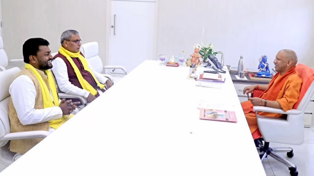 उत्तर प्रदेश-
ओम प्रकाश राजभर ने सौहार्दपूर्ण माहौल में की CM योगी से की भेंट-
भर/राजभर जाति को अनुसूचित जनजाति में सूचीबद्ध किये जाने के लिए प्रस्ताव यथा शीघ्र भारत सरकार को भेजने आदि मुद्दों पर हुई चर्चा !!