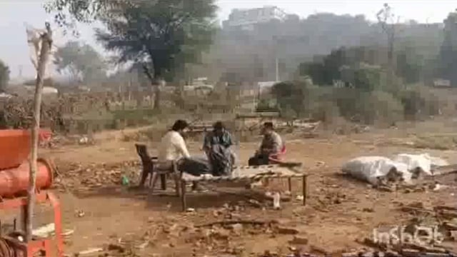 मथुरा जनपद के श्रीधाम बरसाना में एक अनपढ़ व्यक्ति ने कमाल का व्यवसाय किया प्रारंभ 15 लोगों को  मजदूरी पर लगाया