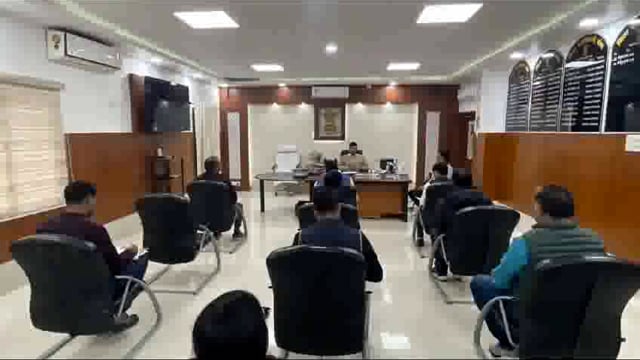 जिला पदाधिकारी ने नीति आयोग द्वारा संचालित योजनाओं की समीक्षा बैठक