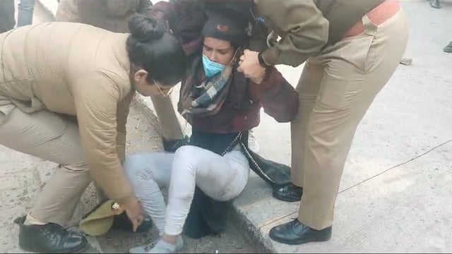 पुलिस उपायुक्त कार्यालय में युवती ने जलनशील पदार्थ डालकर आत्मदाह का किया प्रयास पुलिस प्रशासन ने बचाया